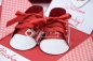 Preview: Explosionsbox Baby ca. 9x9x9cm | Geldgeschenk Geburt | Sneakers, Schuhe | Motiv: Wäscheleine | rot weiß | Art. Nr. 00020201