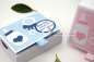 Preview: Geldgeschenkbox Baby Geburt | Matchbox | Motiv: Babyrassel Babyflasche | rosa oder blau