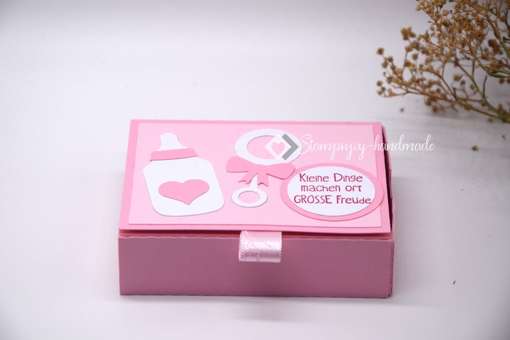 Geldgeschenkbox Baby Geburt | Matchbox | Motiv: Babyrassel Babyflasche | rosa | Art. Nr. 00030302