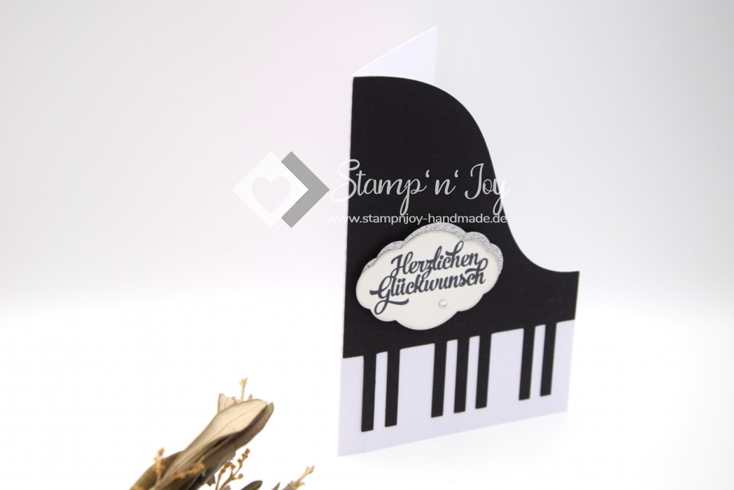 C6 Karte Geburtstag Piano Klavier | Motiv: Klavierflügel mit Musiknoten | grau weiß | Art. Nr. 02000901