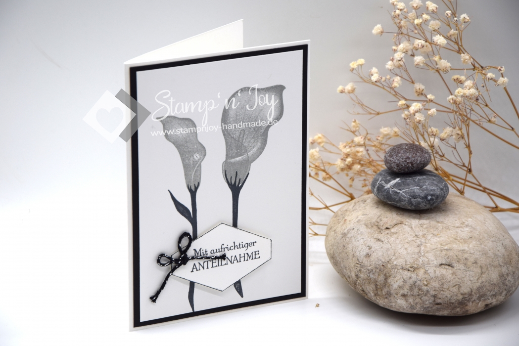 C6 Karte Trauer | Kondolenzkarte | Motiv: Blüten mit Schleife | schwarz weiß | Art. Nr. 09001001
