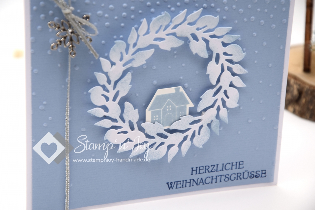 Karte Weihnachten | Weihnachtskarte | Motiv: Haus mit Kranz | hellblau | Art. Nr. 10000501