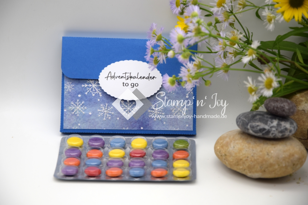 Adventskalender to go mit Schokolinsen | Motiv: Schneeflocken, Weihnachtsmann mit Schlitten, Weihnachten | blau | Art. Nr. 10060504