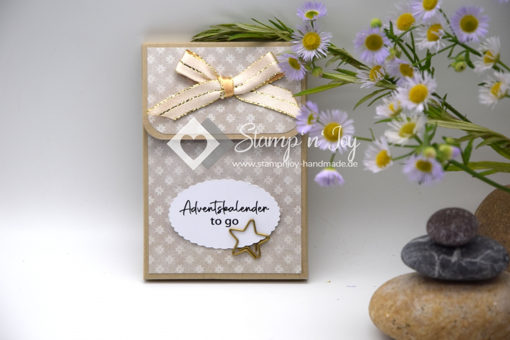 Adventskalender to go mit Pulmoll zuckerfreie Bonbons mit Süßungsmitteln | Motiv: Geschenkeberg Merry Christmas | beige | Art. Nr. 10060701