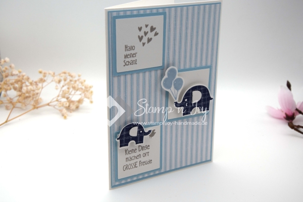 Babykarte | Glückwunschkarte Geburt | Motiv: Elefanten gestreifter Hintergrund | pastell blau | Art. Nr. 00000501