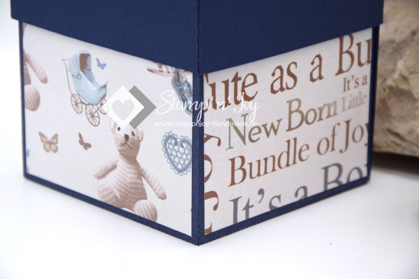Explosionsbox Baby ca. 9x9x9cm | Geldgeschenk Geburt | Sneakers, Schuhe | Motiv: Teddybär | blau weiß | Art. Nr. 00020505