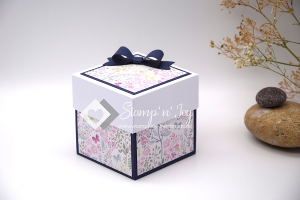 Explosionsbox Runder Geburtstag personalisierbar | Geldgeschenk | Torte eckig | Motiv: Blüten floral | nachtblau rosa | Art. Nr. 02020511 20 60 70