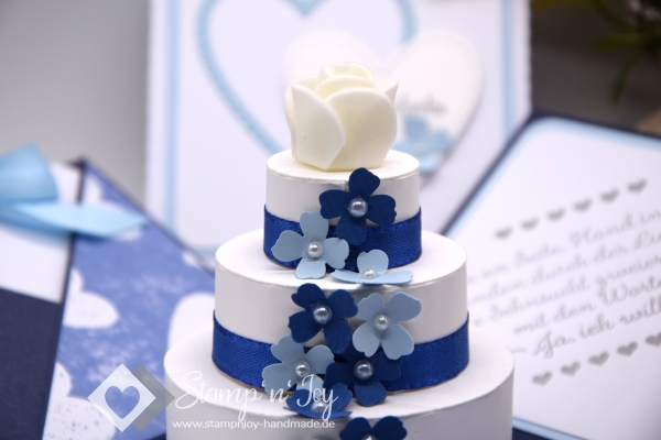 Explosionsbox Hochzeit ca. 9x9x9cm | Geldgeschenk | Torte rund | Herzen | blau weiß | Art. Nr. 03020503