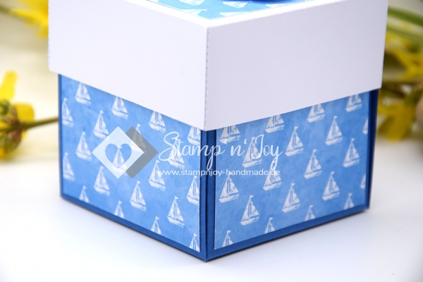 Explosionsbox Kommunion/Konfirmation/Firmung/Taufe personalisierbar ca. 7x7x7cm | Geldgeschenk | Buchschachtel | Motiv: Segelboote | blau weiß | Art. Nr. 04020505