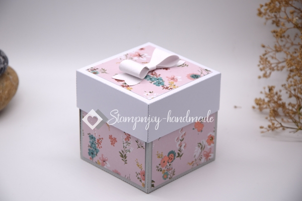 Explosionsbox Muttertag/ Runder Geburtstag | Geldgeschenk | Küchenschürze | Motiv: Blüten floral | pastell grau rosa | Art. Nr. 06020801