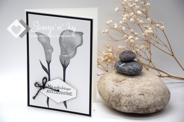C6 Karte Trauer | Kondolenzkarte | Motiv: Blüten mit Schleife | schwarz weiß | Art. Nr. 09001001