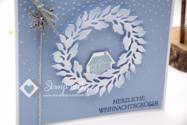 Karte Weihnachten | Weihnachtskarte | Motiv: Haus mit Kranz | hellblau | Art. Nr. 10000501