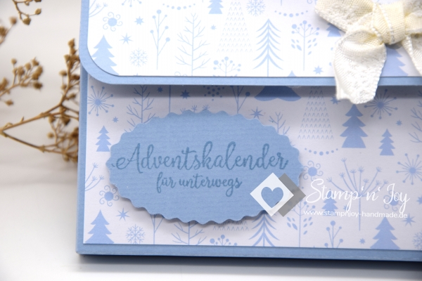 Adventskalender to go mit Pulmoll zuckerfreie Bonbons mit Süßungsmitteln | Motiv: Tannenbäume Merry Christmas | eisblau weiß | Art. Nr. 10060503